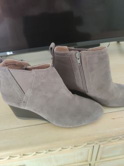 Vionic woman boots. New beautiful color letter $30