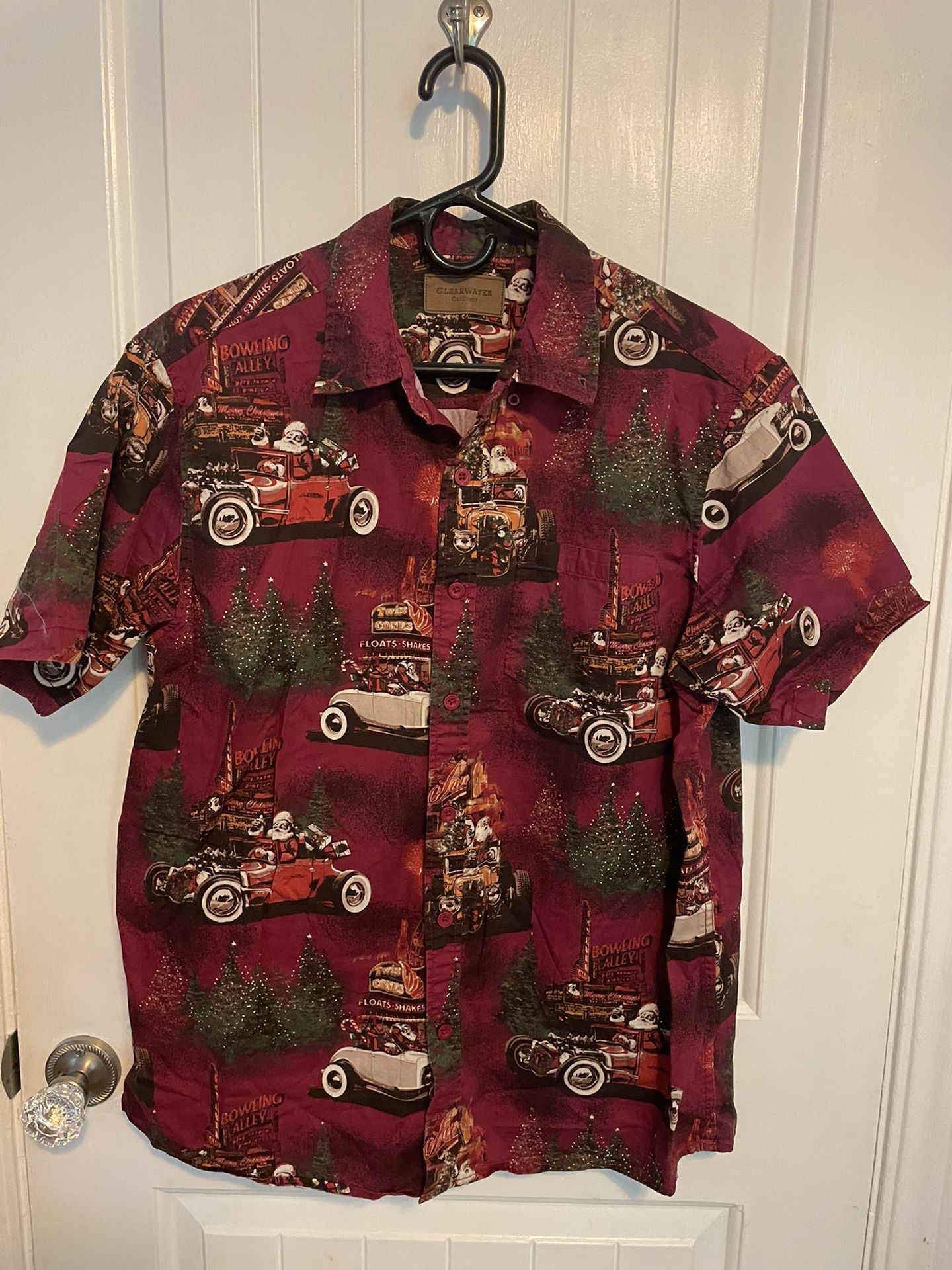  Clearwater Outfitters Santa Christmas Shirt Vintage Cars Size Large.