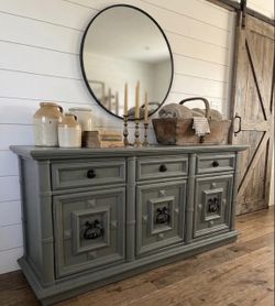 Vintage Thomasville buffet / credenza / TV stand - delivery available