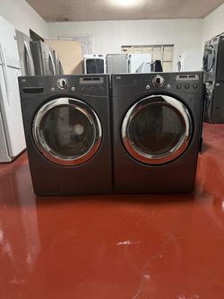 Set of washer machine lg and gas dryer. In perfect conditions and works perfectly. Washer machine capacity of 4.5 and dryer capacity 7.4. Deliver to y