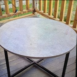 Table Good Condition. Mesa De Sentro