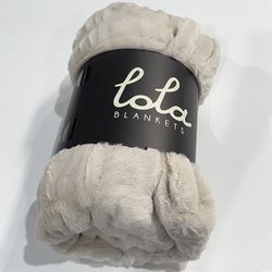 Lola Luxury Blanket - Brand New