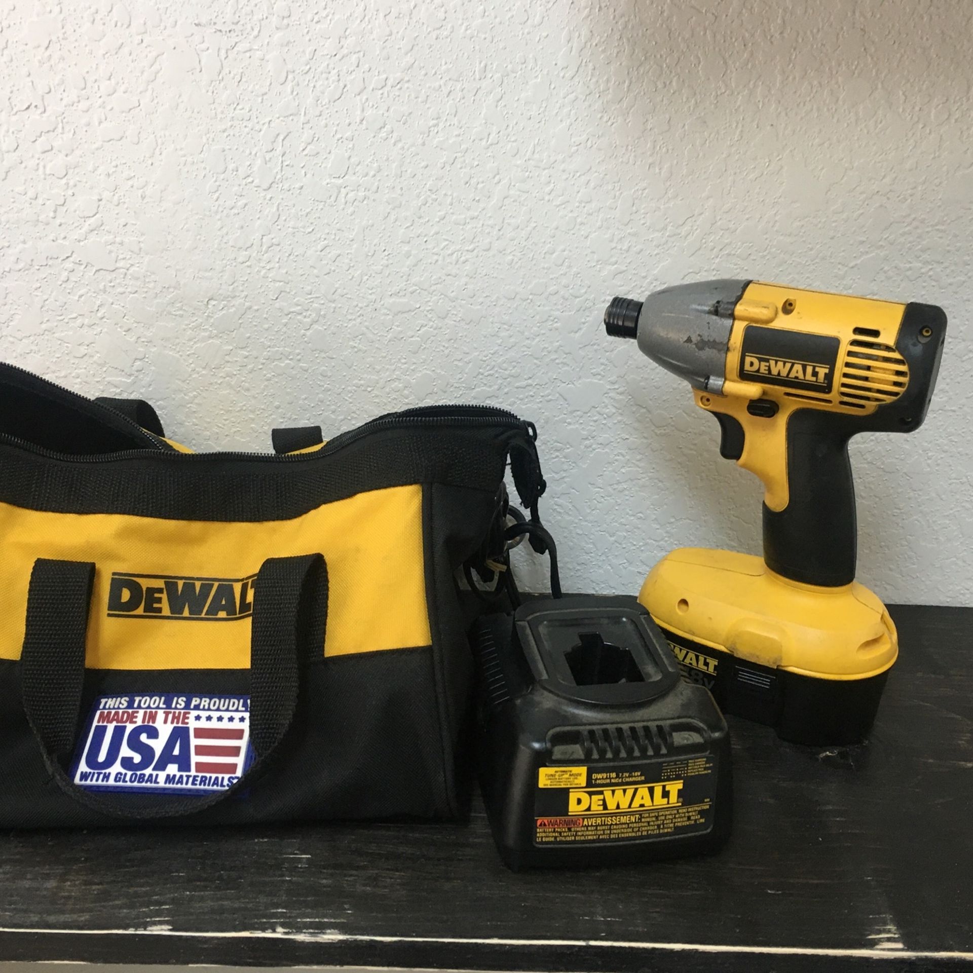 DEWALT Impact Wrench And Driver 18v Cordless With Charger Industrial Tool Set With Bag BCP008847