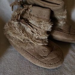 Womens Slipper Booties 7-8. Only worn once or twice. Won't fit me, they look fuzzy and warm.