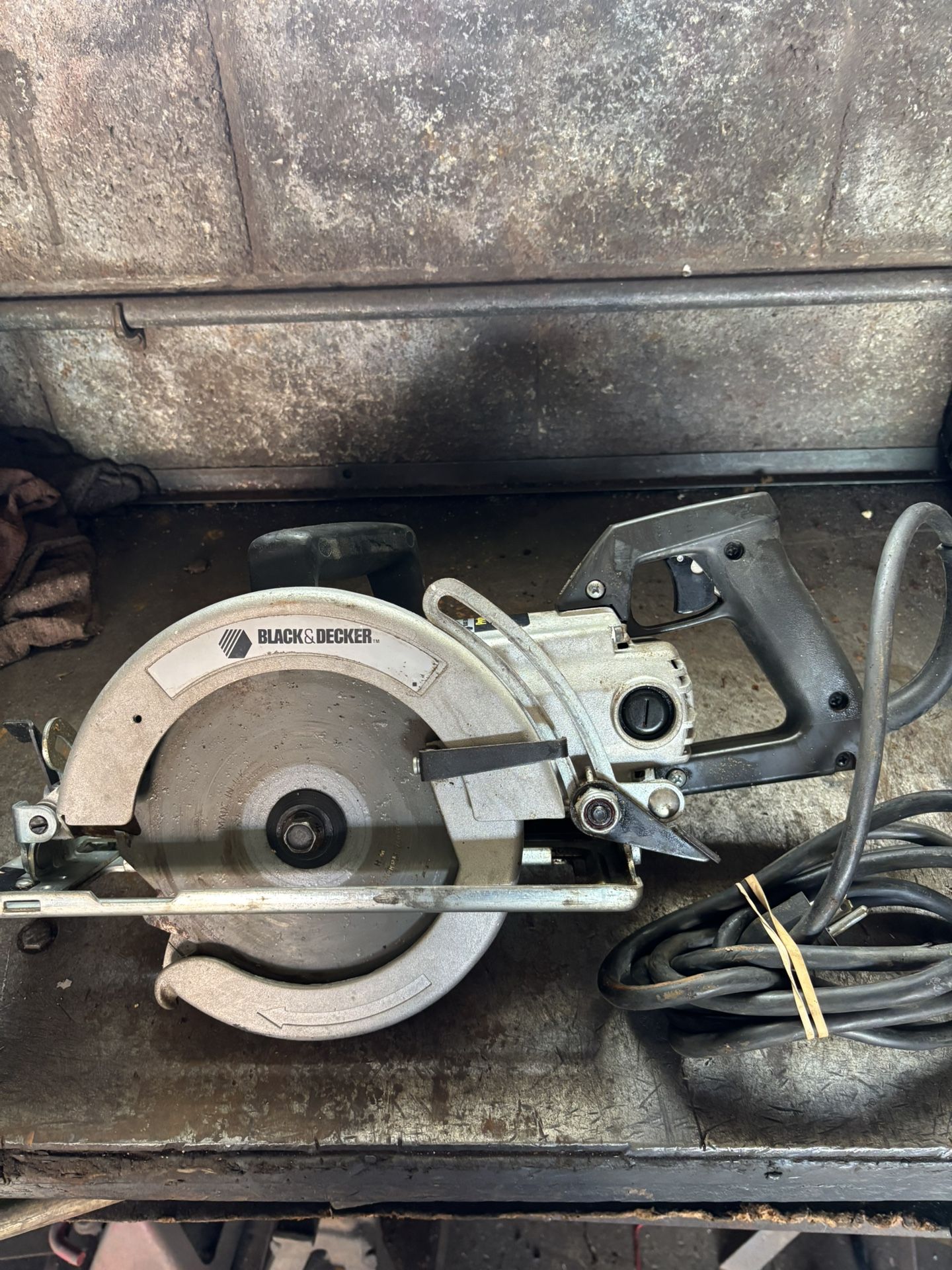 Black And Decker 7 1/4” Worm Drive Heavy Duty Circular Saw