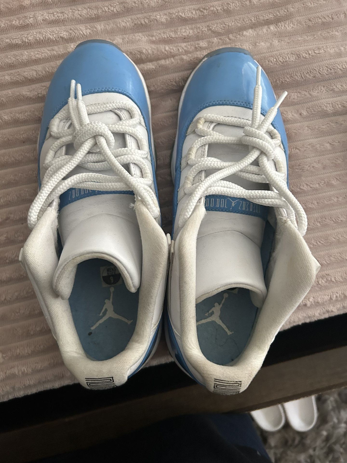 UNC JORDAN 11 LOW SIZE 9