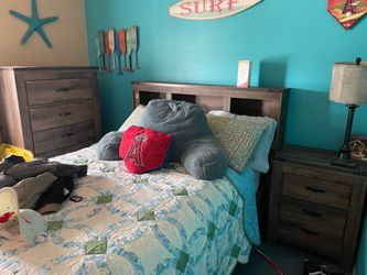 Full Sized Bedframe, Dresser and Nightstand