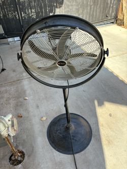 Utilitech 20-in 3-Speed Indoor or Outdoor Black Pedestal Fan