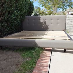 KING size Bed frame beauty and excellent quality wood $150 pick up in WEST HILLS CA.