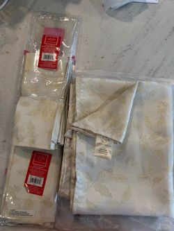 New Lenox 60”*120” Tablecloth w 8 Matching Napkins, Priced for Fast Sale!