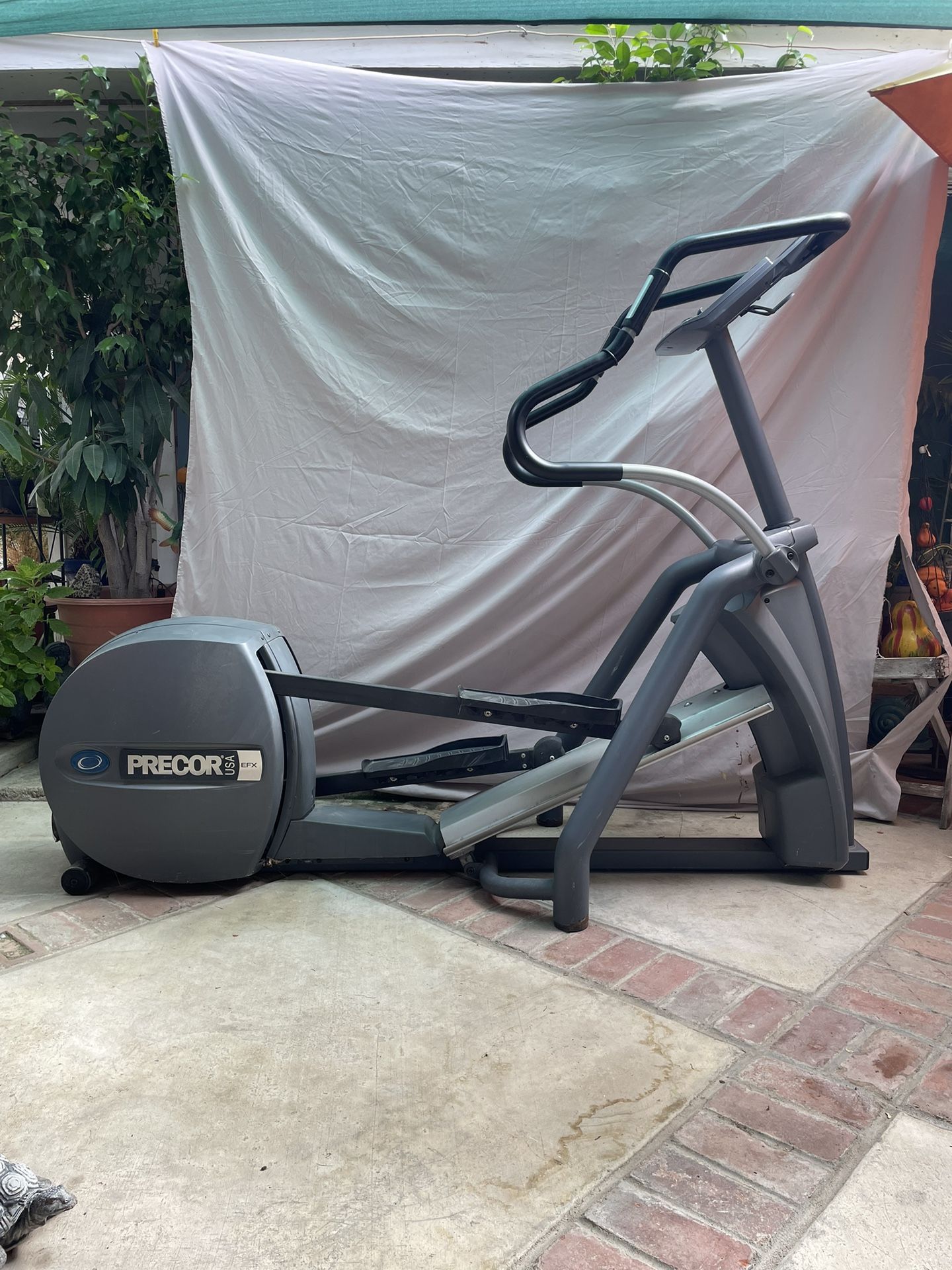  Precor EFX 546i V3 Elliptical Cross-Trainer. 