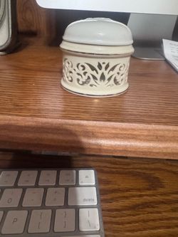 Lenox Versailles pattern box with lid