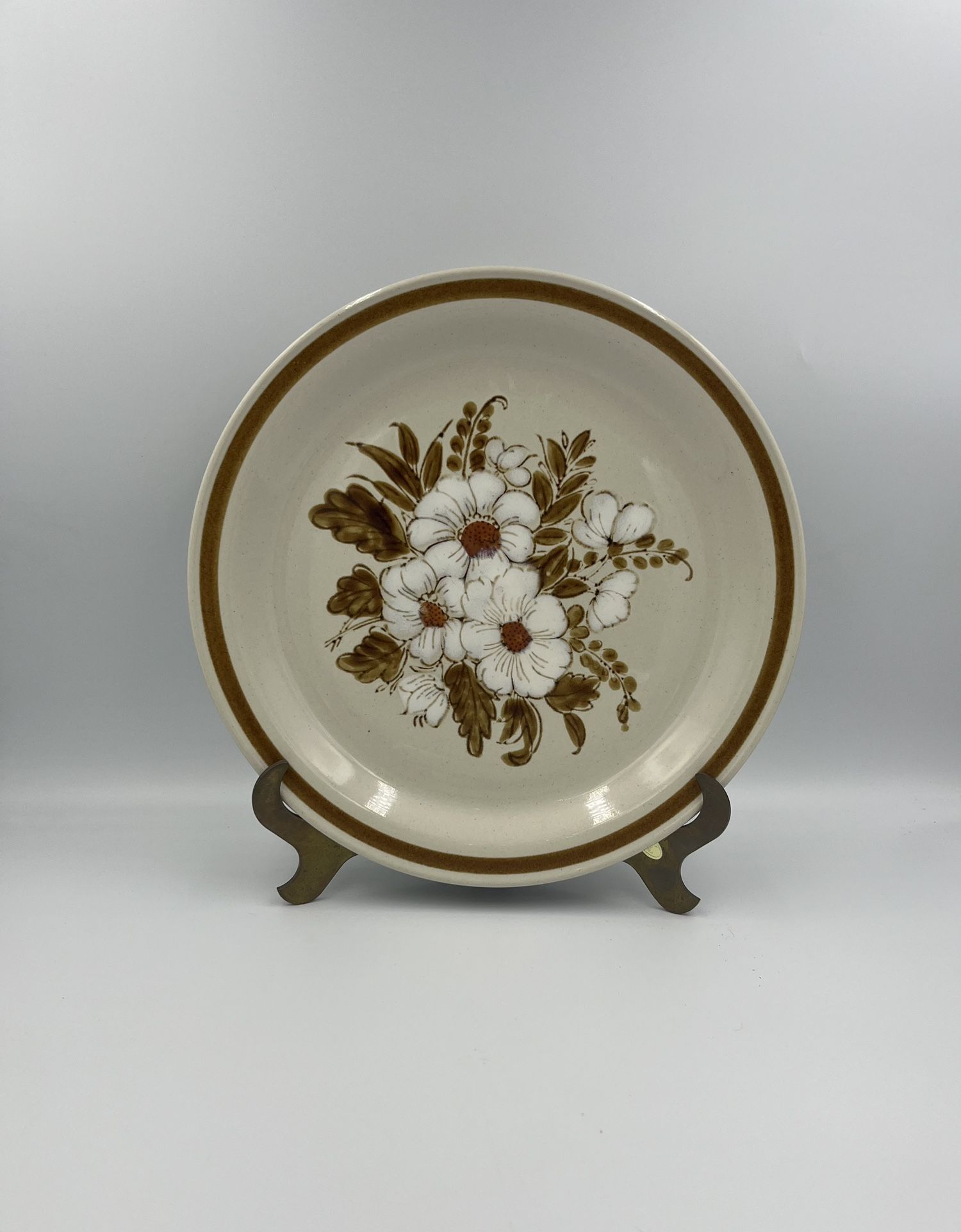 Vintage Japanese stoneware dinner plate / wall plate from the Mountain Wood Collection in the “Dried flowers pattern”