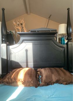 Queen 4 post size bed frame 60x82xx82”d