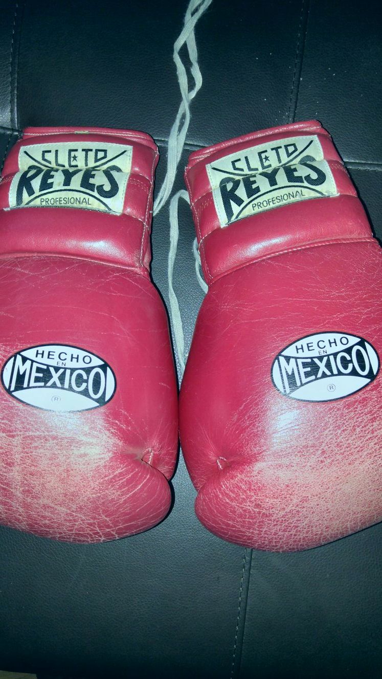 Cleto Reyes 14oz boxing gloved