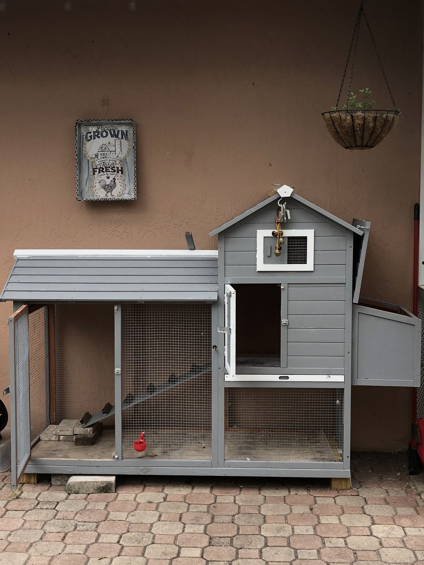 Chicken Coop - Hen House - Poultry or Rabbit Home