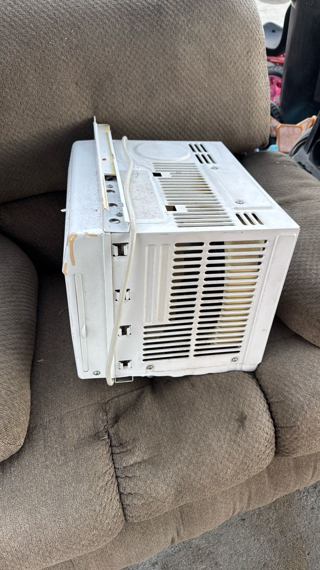 Tengo este aire acondicionado, trabaja muy bien $100 o mejor oferta para levantar