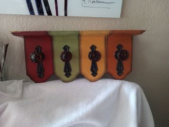 Vintage Look Door Knob Hook - Coat/Key Holder With Four Knobs On A Multicolor Plate