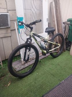 HUFFY  Mountain  Series  28"  Wheels  Oversized  Fat  Tires ,  Brand  New  Seat  ,  Water  Bottle  Holder