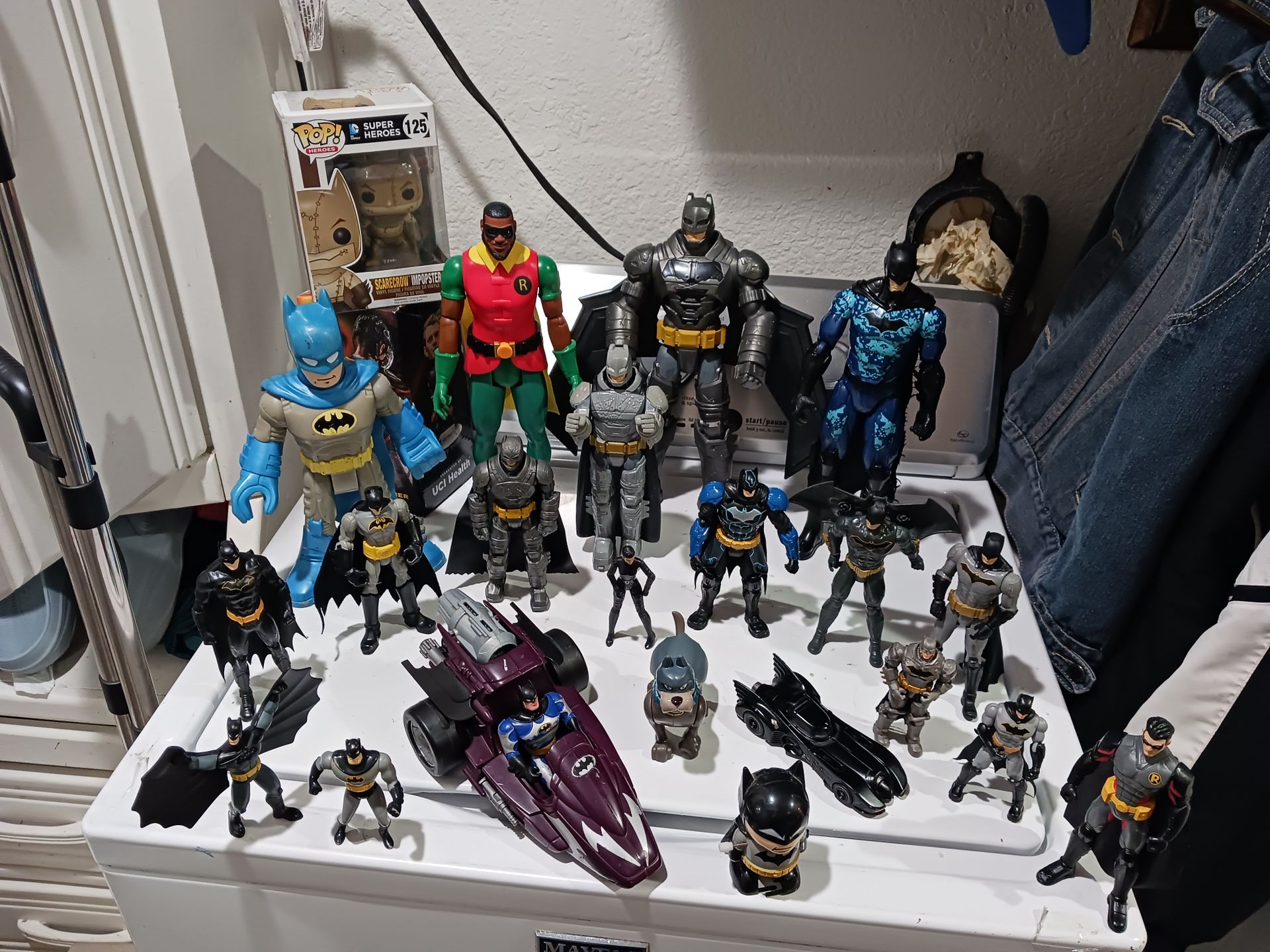 Articulated Batman set action figures. good Condition. one FUNKO POP " SCARECROW IMPOSTER" figure, 2 metal batimovil, talking robin, batman vehicl