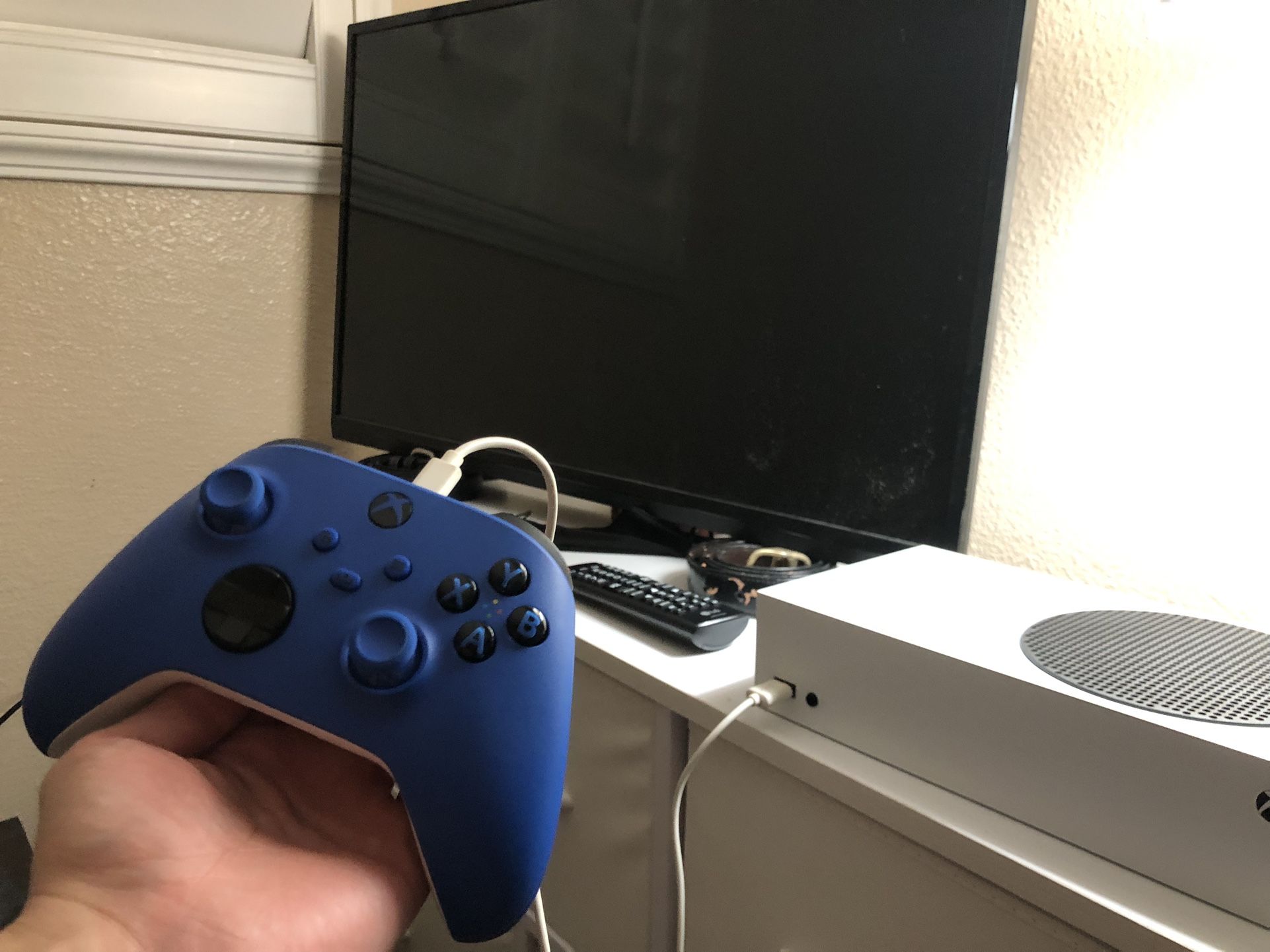 720p Tv With Xbox Series S With Controller