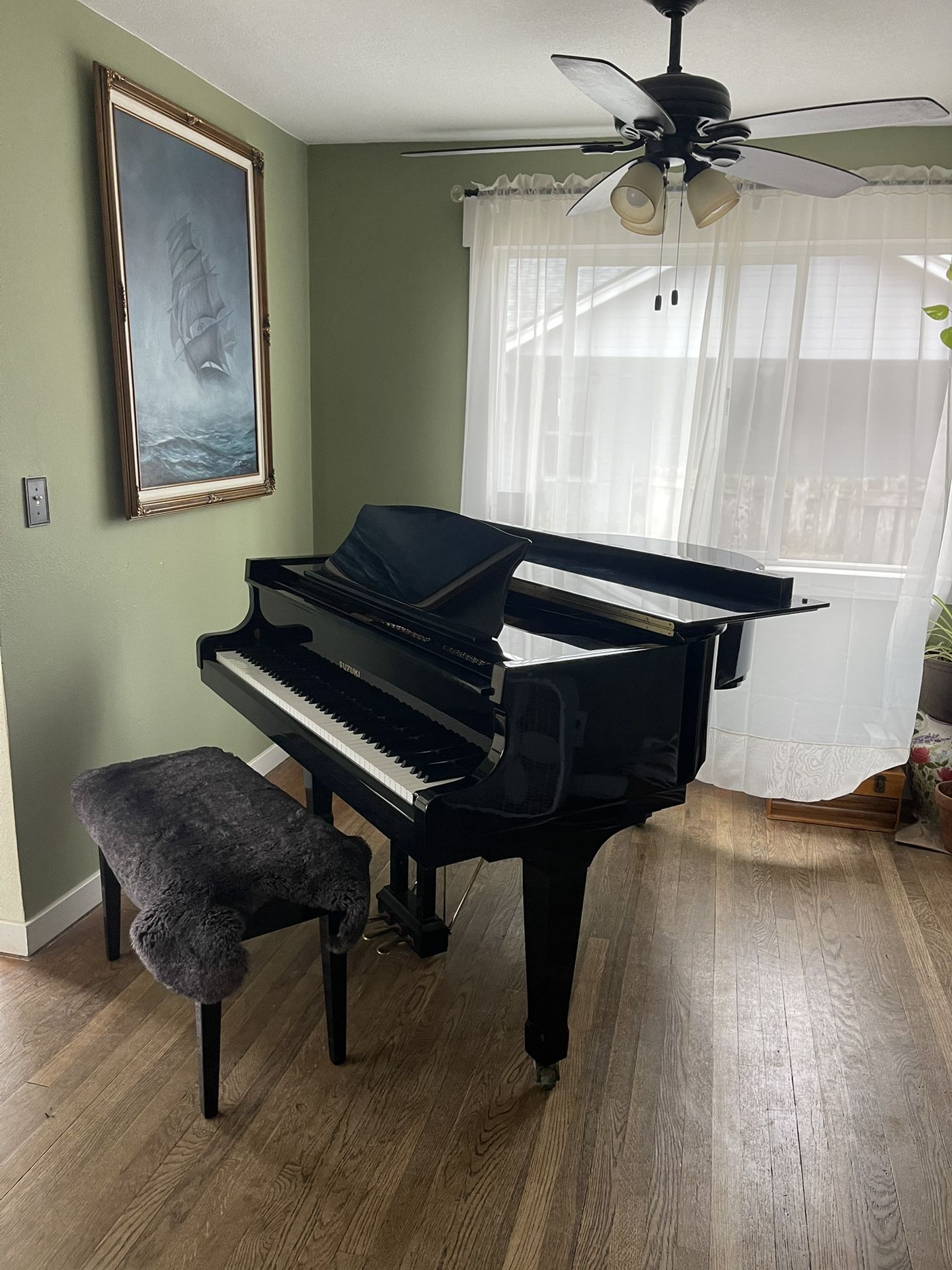 Suzuki Baby Grand Piano