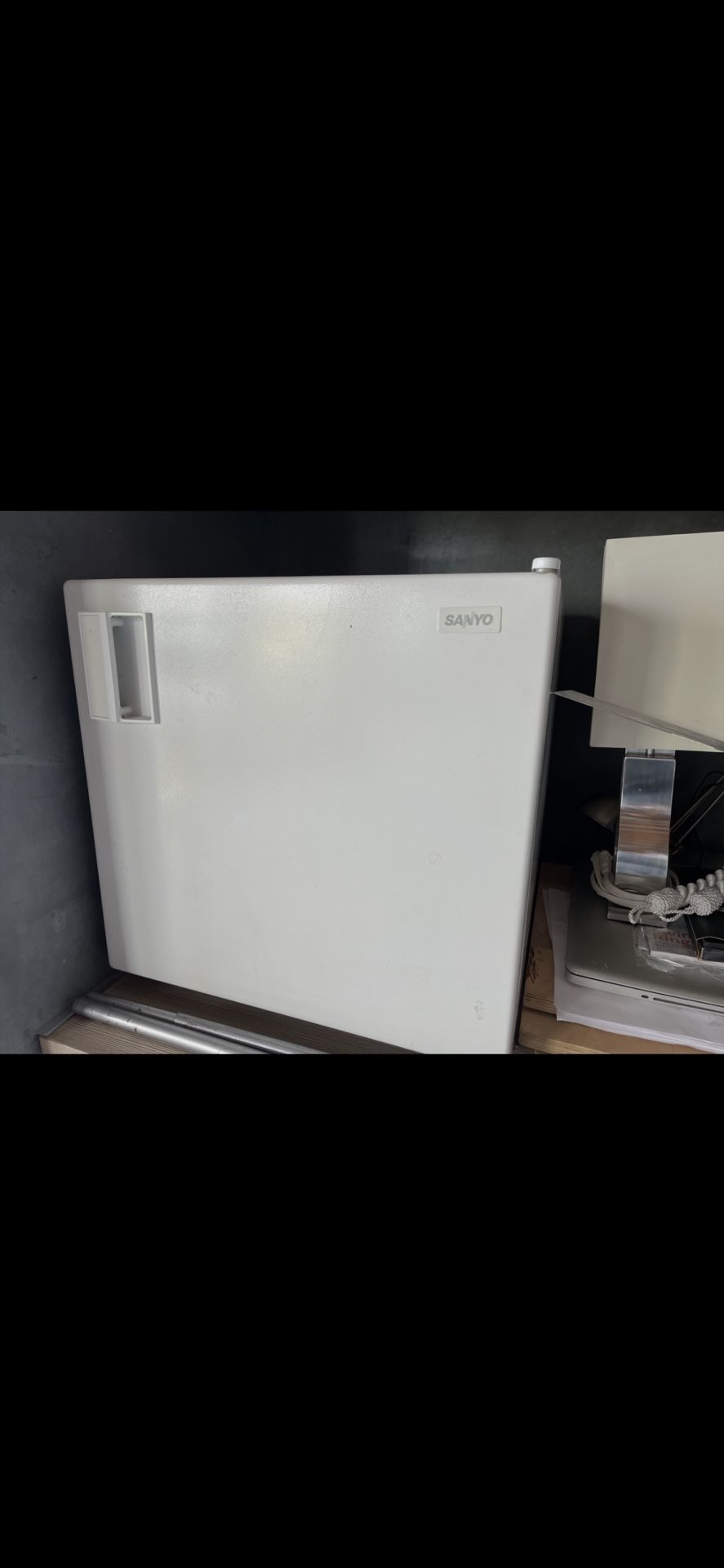 Sanyo 1.6 cu feet mini fridge