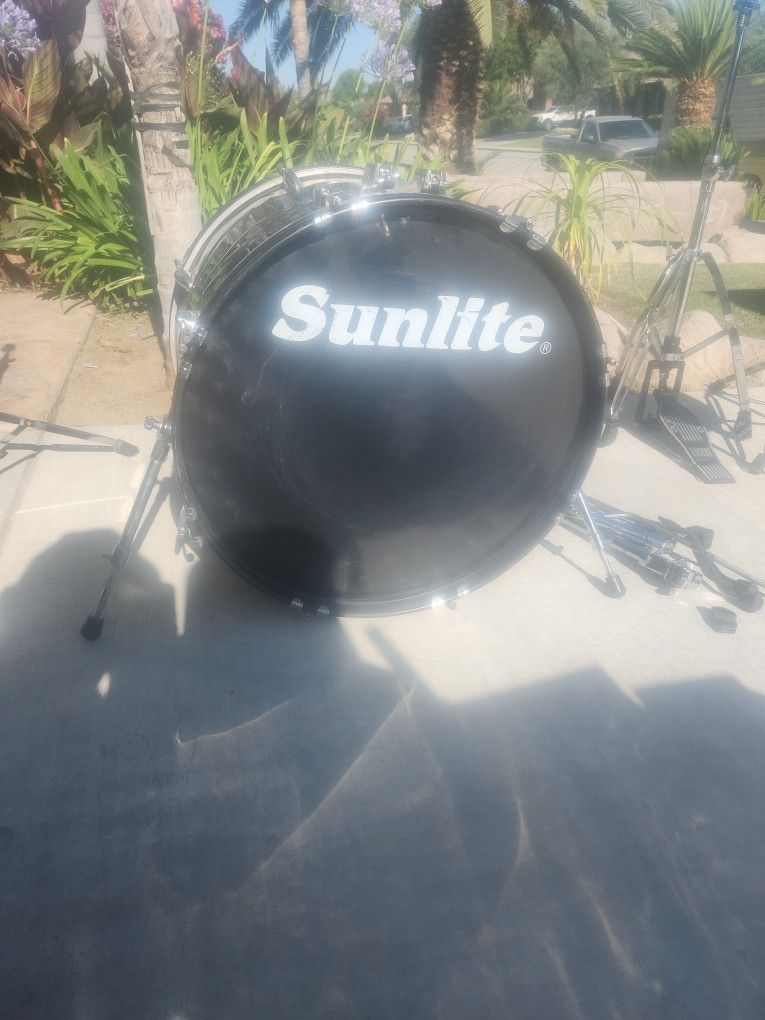 Sunlite Bass Drum With Foot Hammer