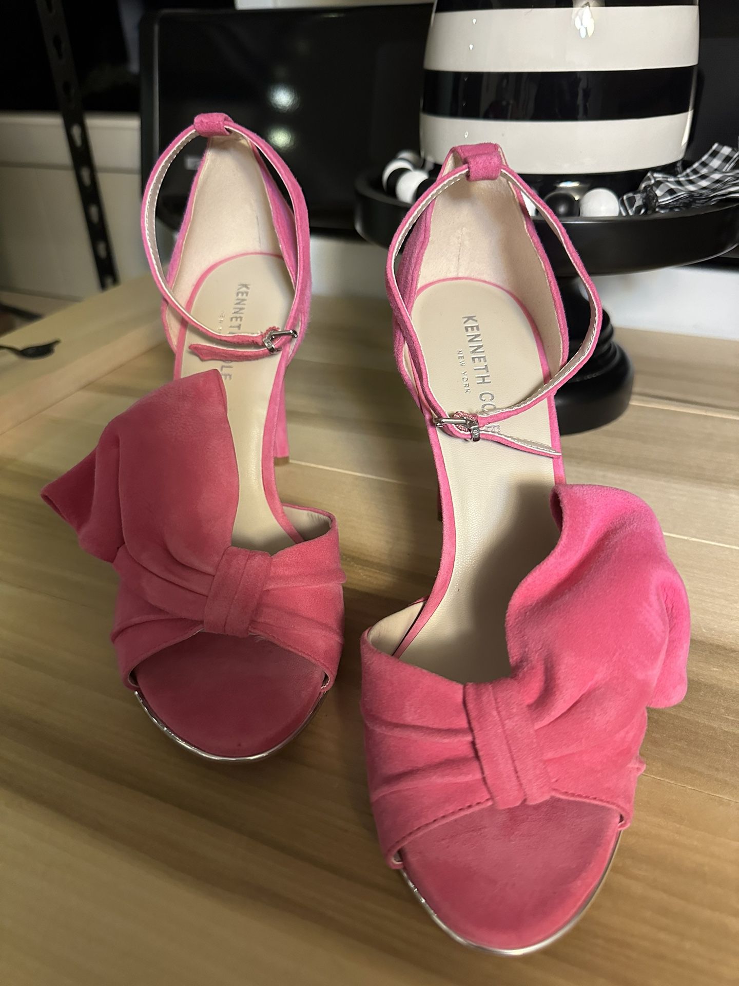 Kenneth Cole Pink Suede Bow Shoes