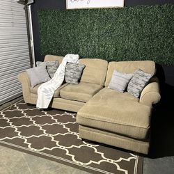 Sectional Sofa/ Couch (We Deliver) 