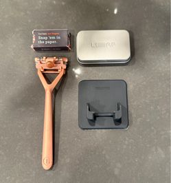 Leaf Razor (Rose Gold) – Unused Bundle with Silicone Holder, Travel Tin & Extra Blades