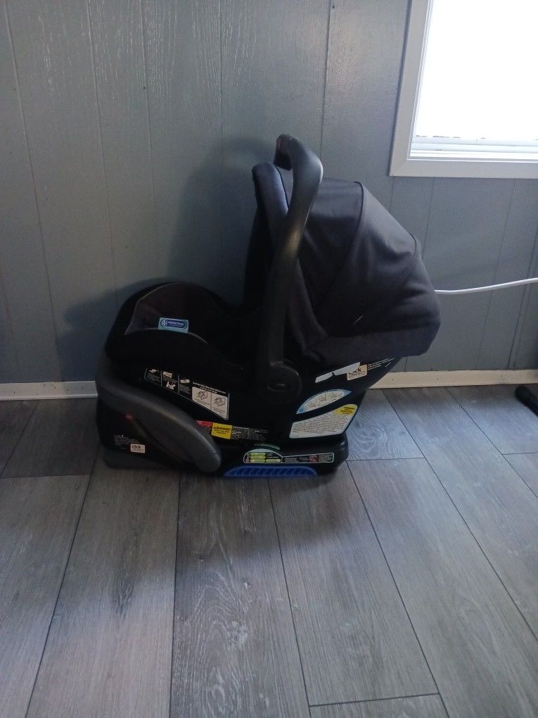 GRACO CAR SEAT.