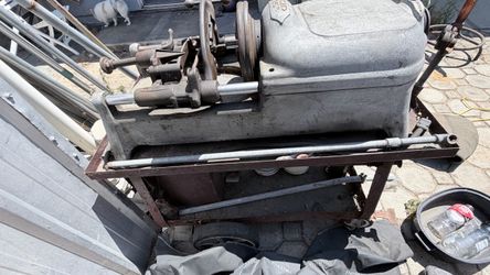 Industrial pipe threader