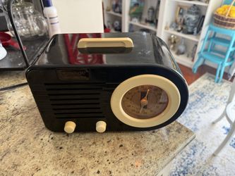 Crosley limited edition vintage style radio works excellent strong clear sound picks up stations great very clean great decor piece and fully function