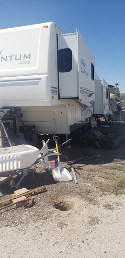 2004 QUANTUM Traila De 37 Pies De Largo 4 Estenciones Cama KingTodo Le Trabaja Bien Titulo En Mano $14500 Hacer Buena Oferta