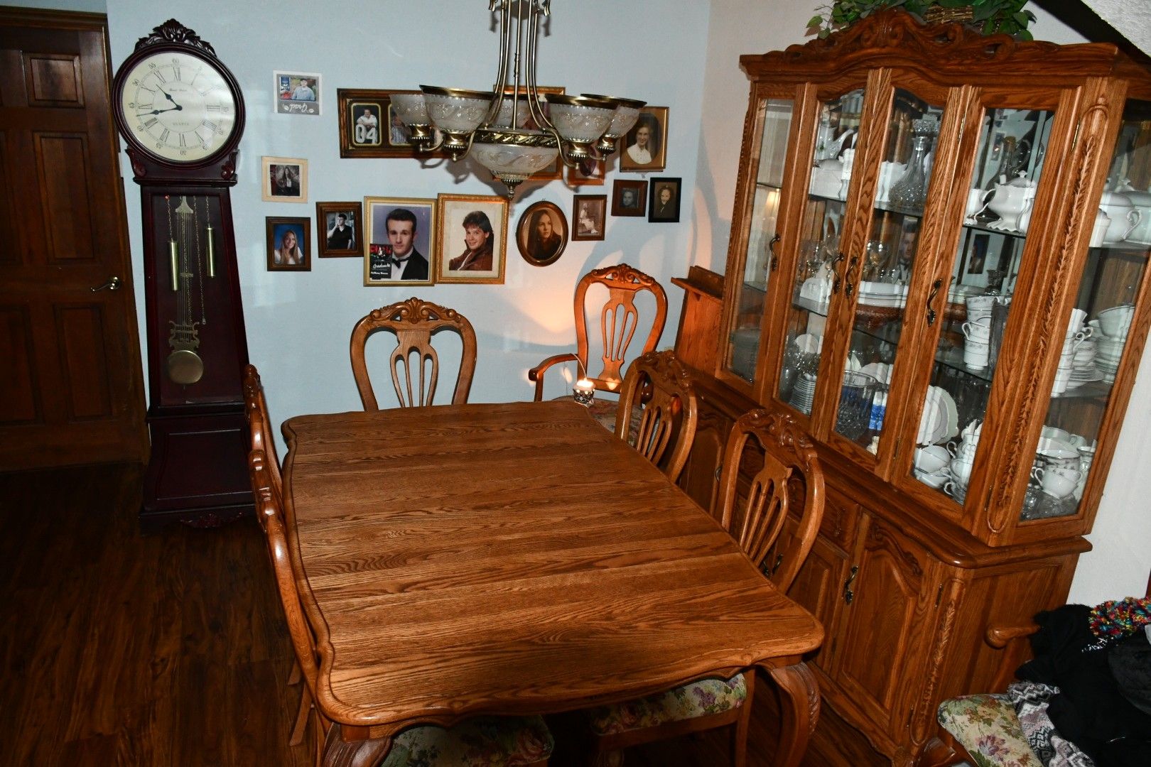 Solid oak dining room set with China for Sale in Puyallup, WA OfferUp