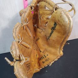 @CHV.  VINTAGE AHI R101 BRAND KIDS BASEBALL GLOVE MITTEN FOR THE RIGHT
