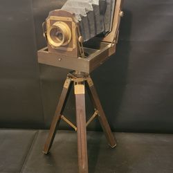 Vintage-Look Tripod Camera - Decorative Piece with Nostalgic Charm