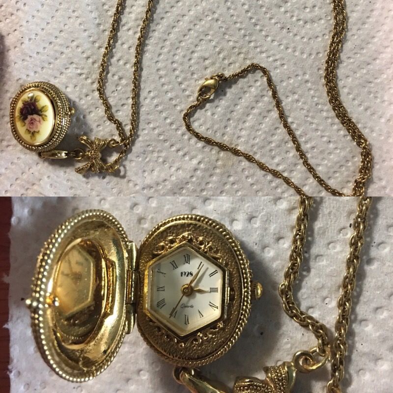 Gold Tone Watch Locket Necklace - 1928 Jewelry Locket - Rare - Pendant......VINTAGE 1972 BEAUTIFUL CONDITION ๐