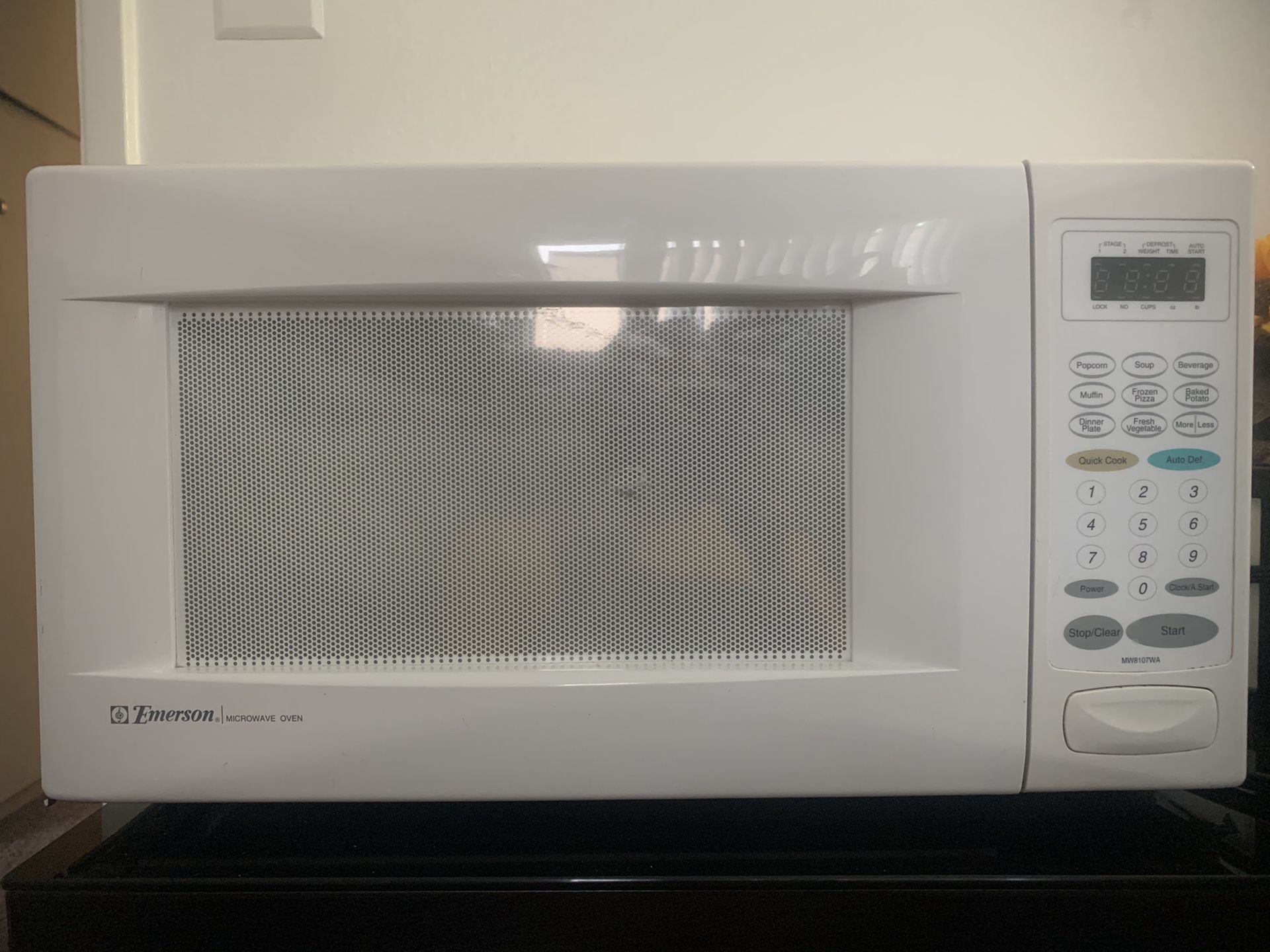 Emerson Microwave Oven 1.1 Cu ft. 1000 watt
