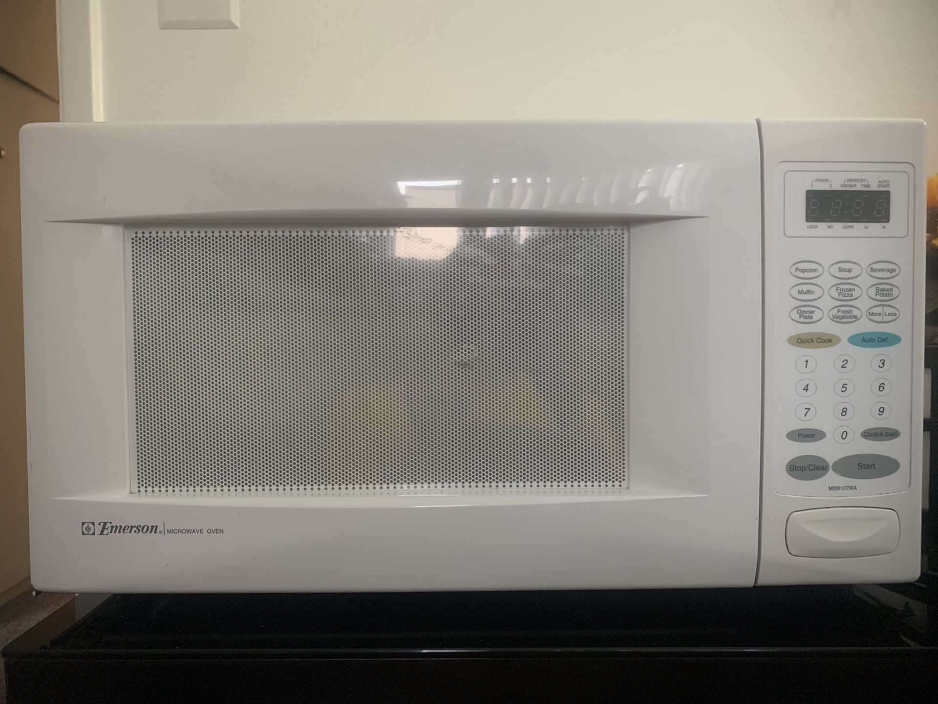 Emerson Microwave Oven 1.1 Cu ft. 1000 watt for Sale in San Diego, CA