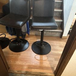 4 bar stools in good condition  