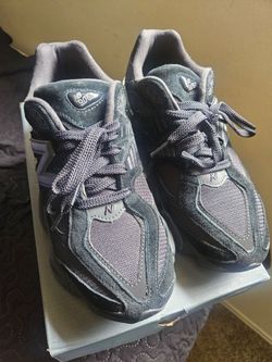 9060 New Balance Size 10 like new $120