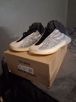 YZY QNTM MENS BASKETBALL SHOES SIZE 9.5