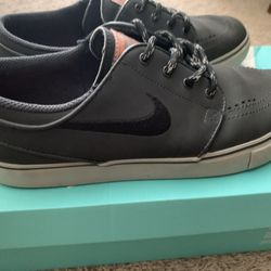 NIKE Size 6