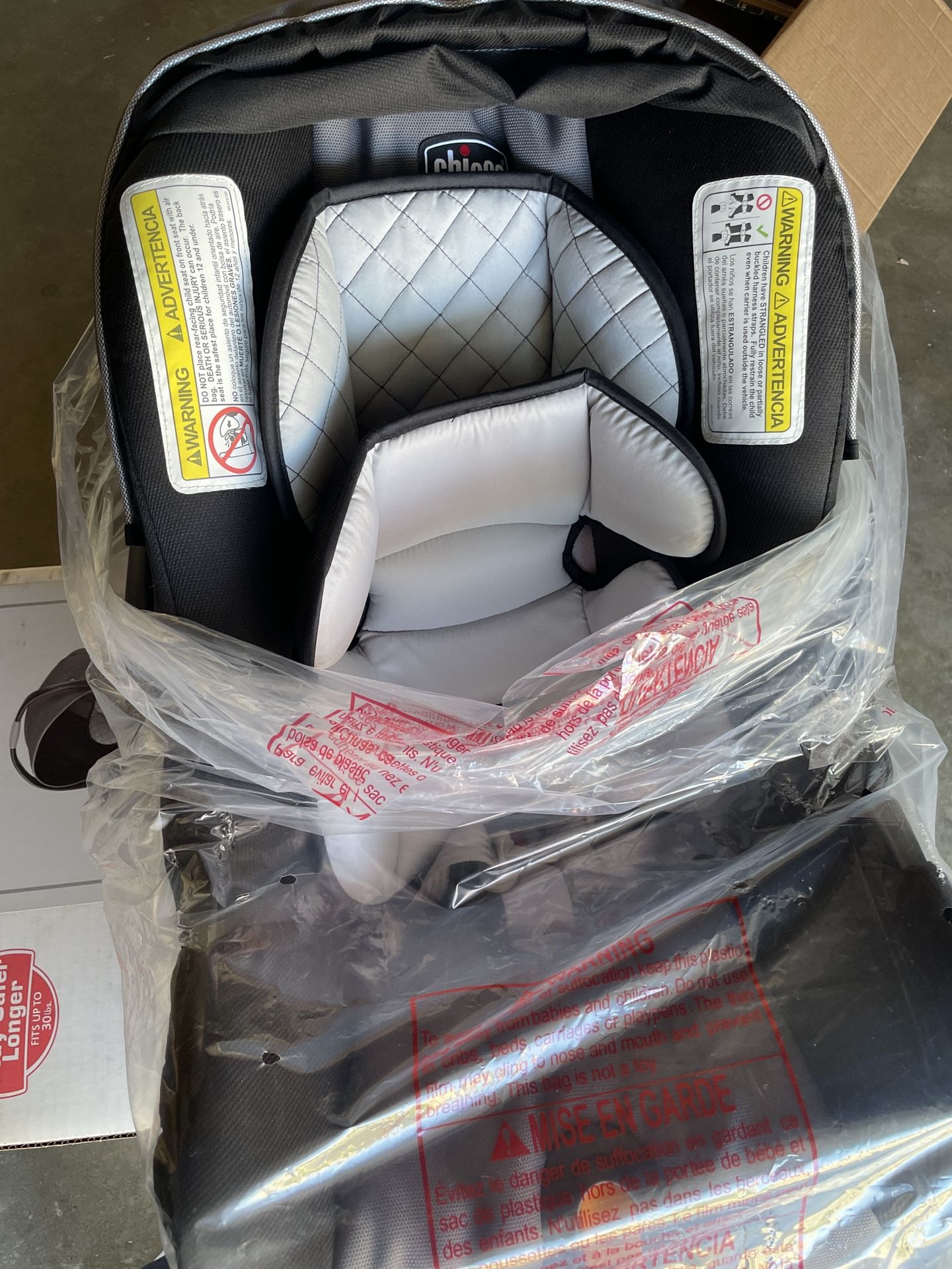 Chicco KeyFit 30 Infant Car Seat And Base in Black and Gray 