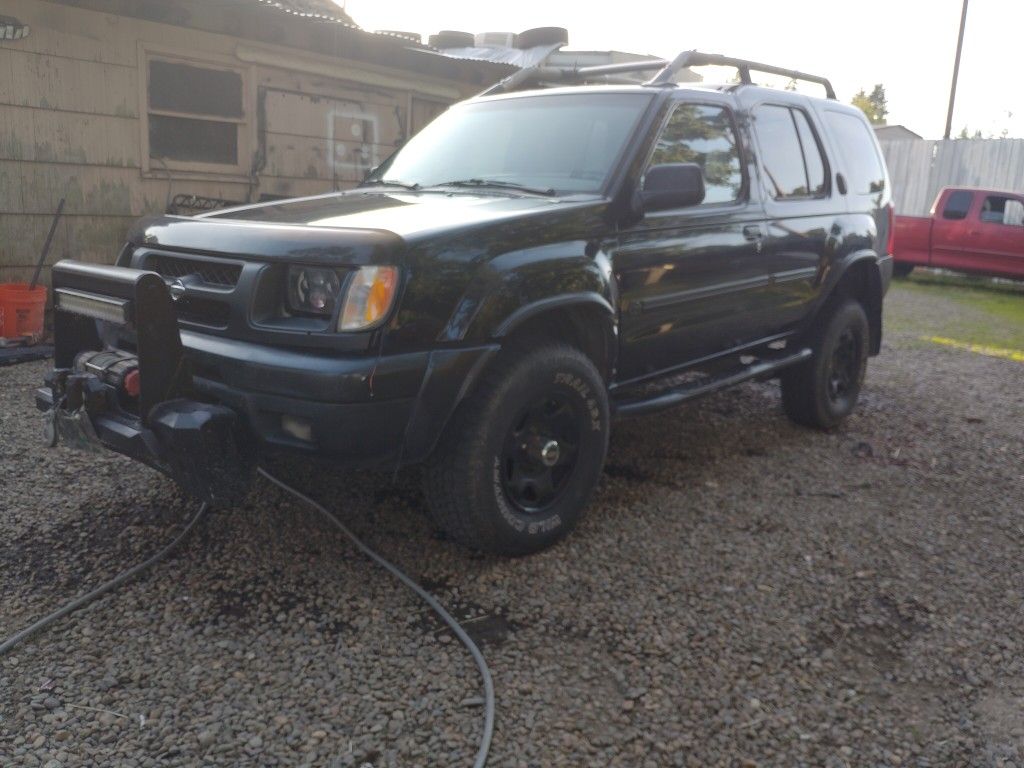 Black 2001 Nissan Xterra 4x4