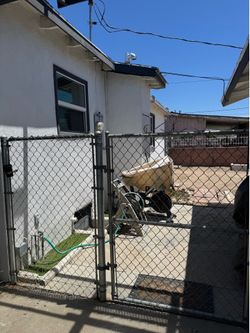 Puerta 44 ancho X  altura de malla de alambre usada buenas condiciones