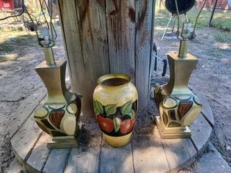 MATCHING LAMPS WITH FREE VASE $60 FINAL PRICE READ DESCRIPTION