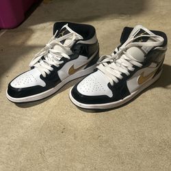 Nike Air Jordan 1 Mid (size 8) Black/White/Metallic Gold